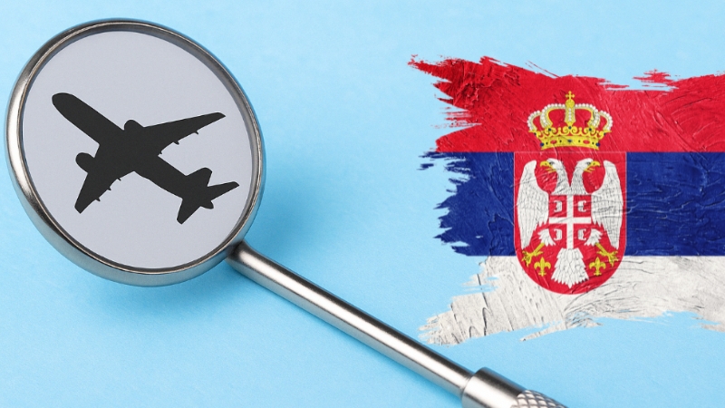 Slika prikazuje dentalni turizam u Beogradu sa simbolom aviona i srpskom zastavom u pozadini
